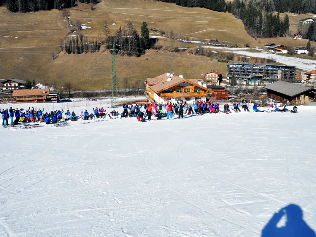 Blick über die Piste auf den Ort und die aperen Hänge.